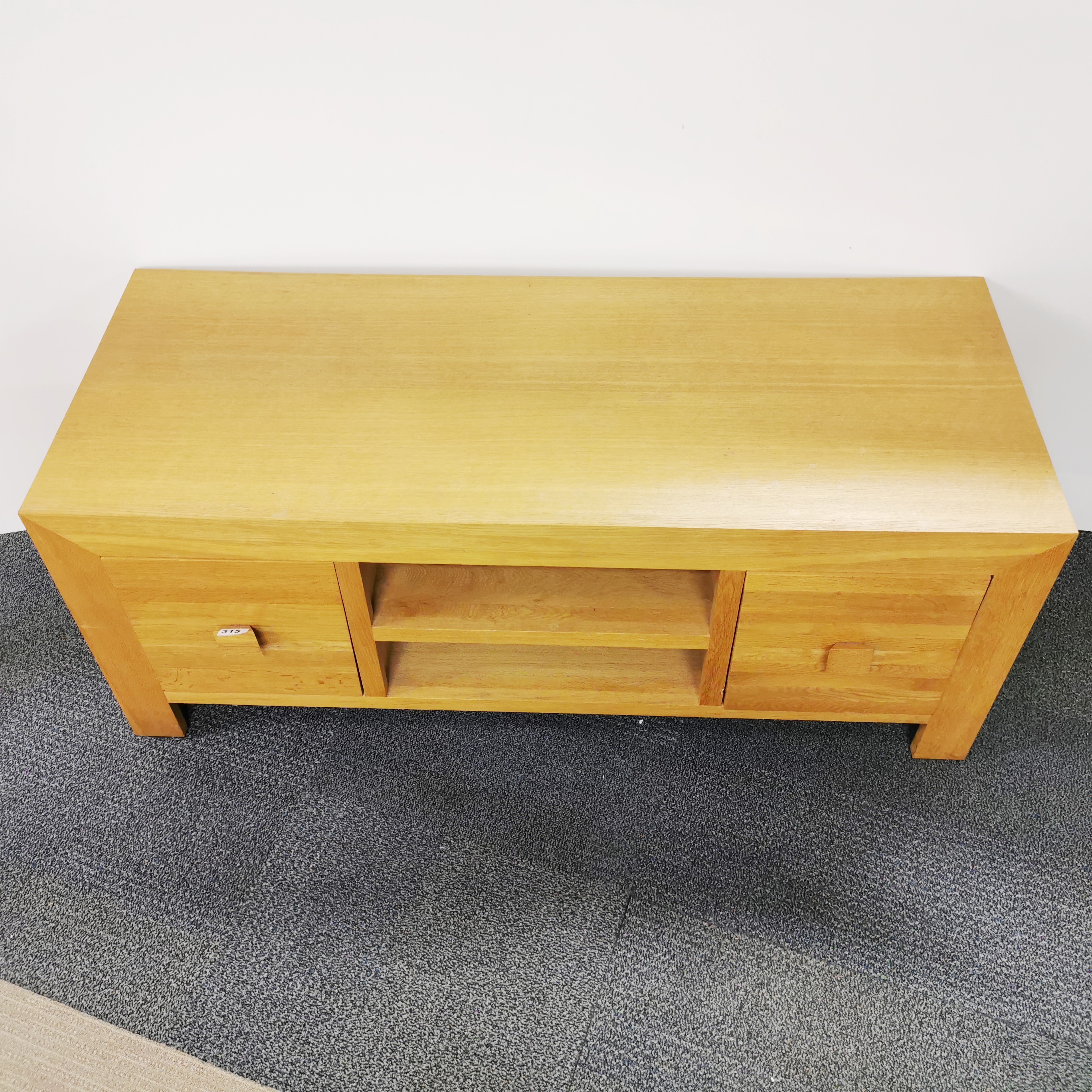 A light oak, heavy quality TV unit H. 50cm, L. 125cm. - Image 2 of 5