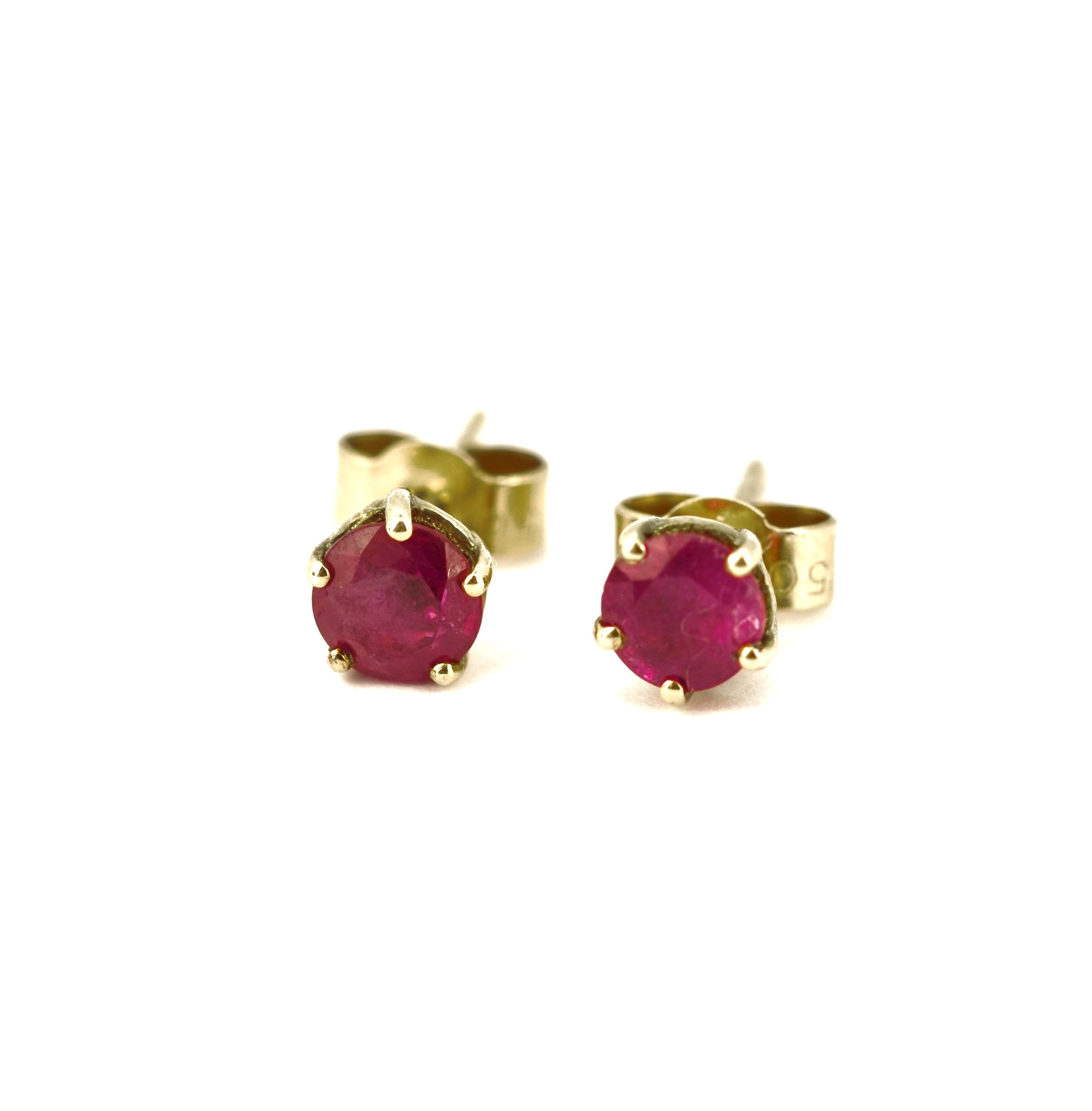 A pair of hallmarked 18ct yellow gold stud earrings set with round cut rubies, L. 0.5cm.