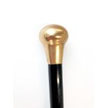 A gentleman's walking cane with hallmarked 9ct gold handle, L. 89cm.