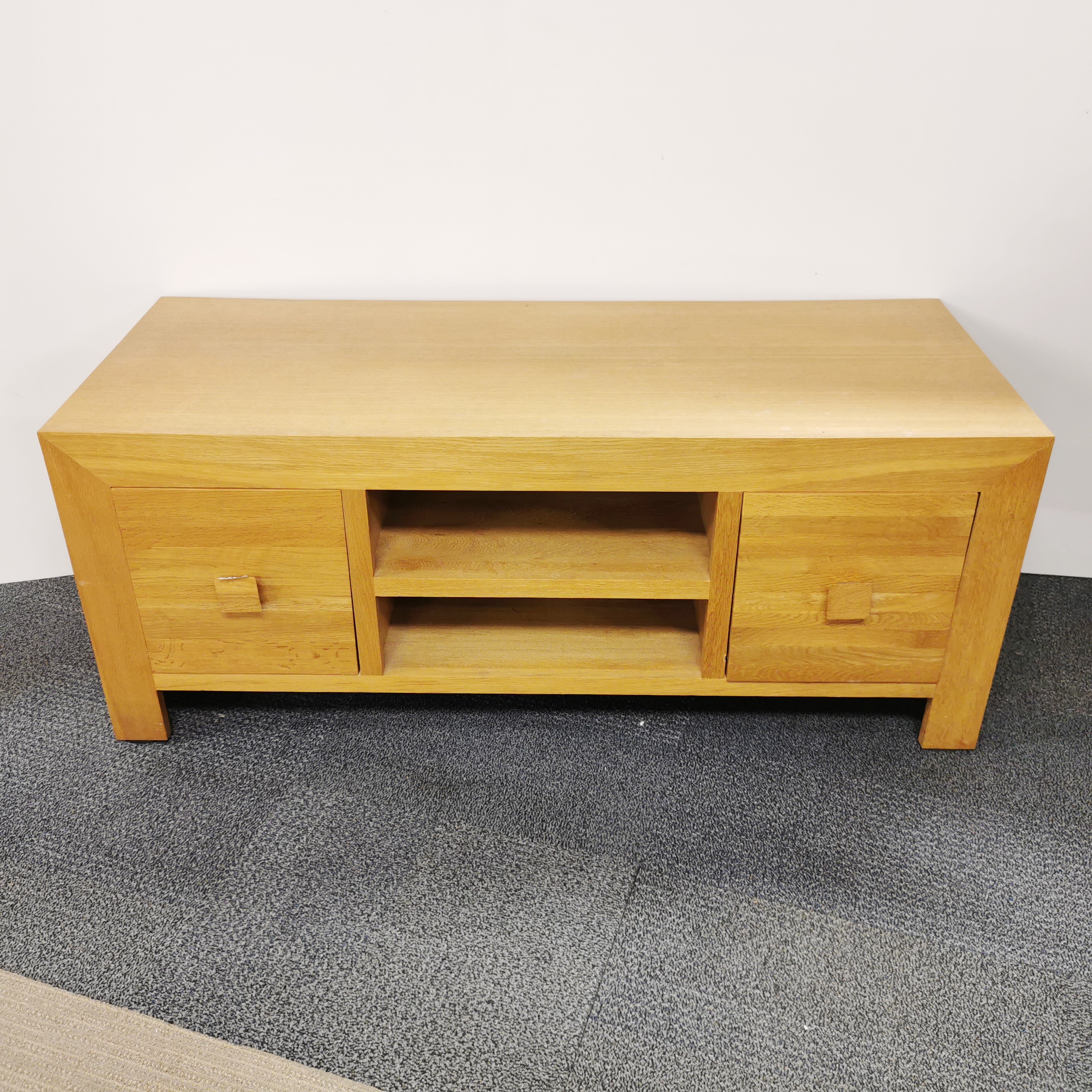 A light oak, heavy quality TV unit H. 50cm, L. 125cm.