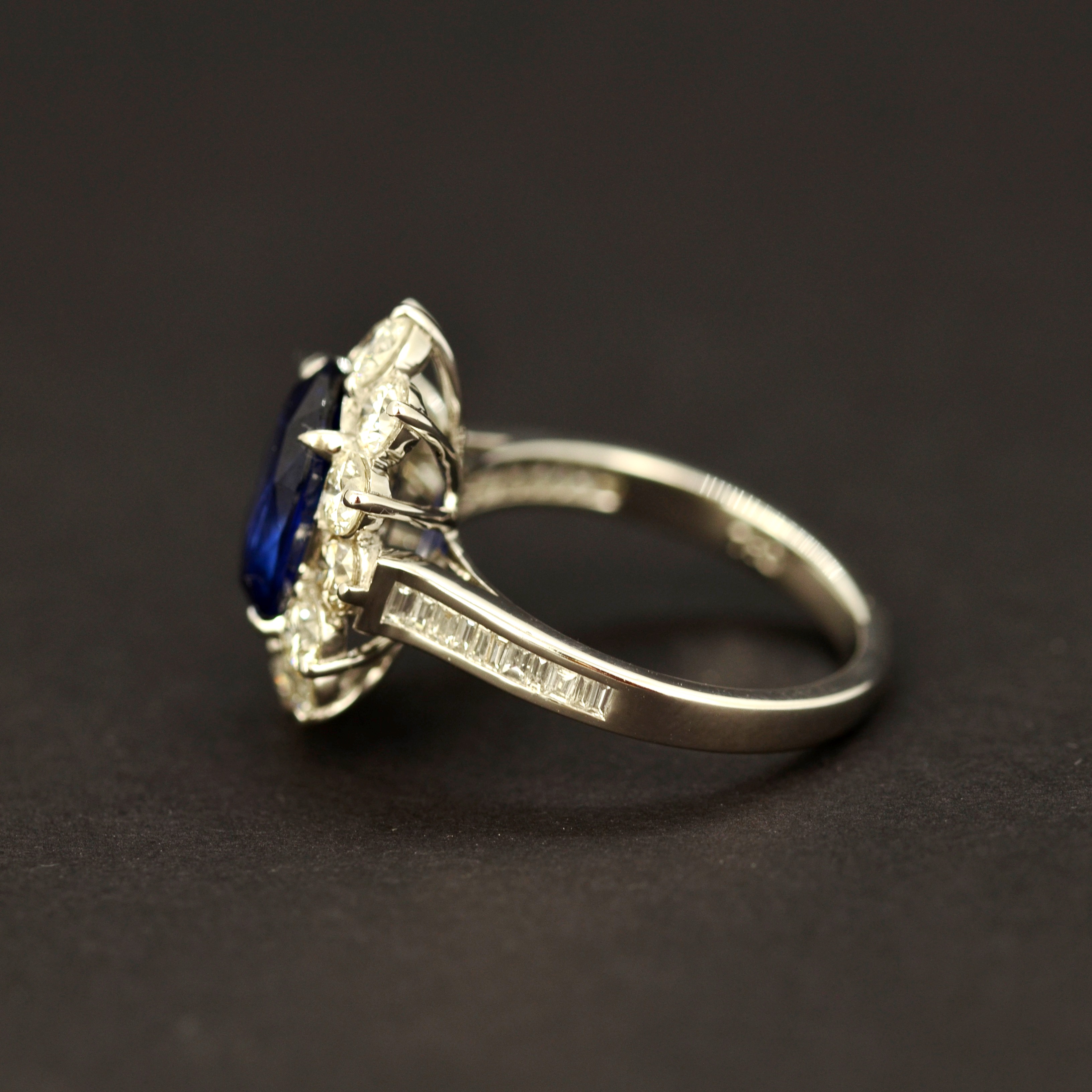 An 18ct white gold cluster ring set with a large cushion cut sapphire, approx. 4.52ct, L. 1.2cm, - Image 2 of 4