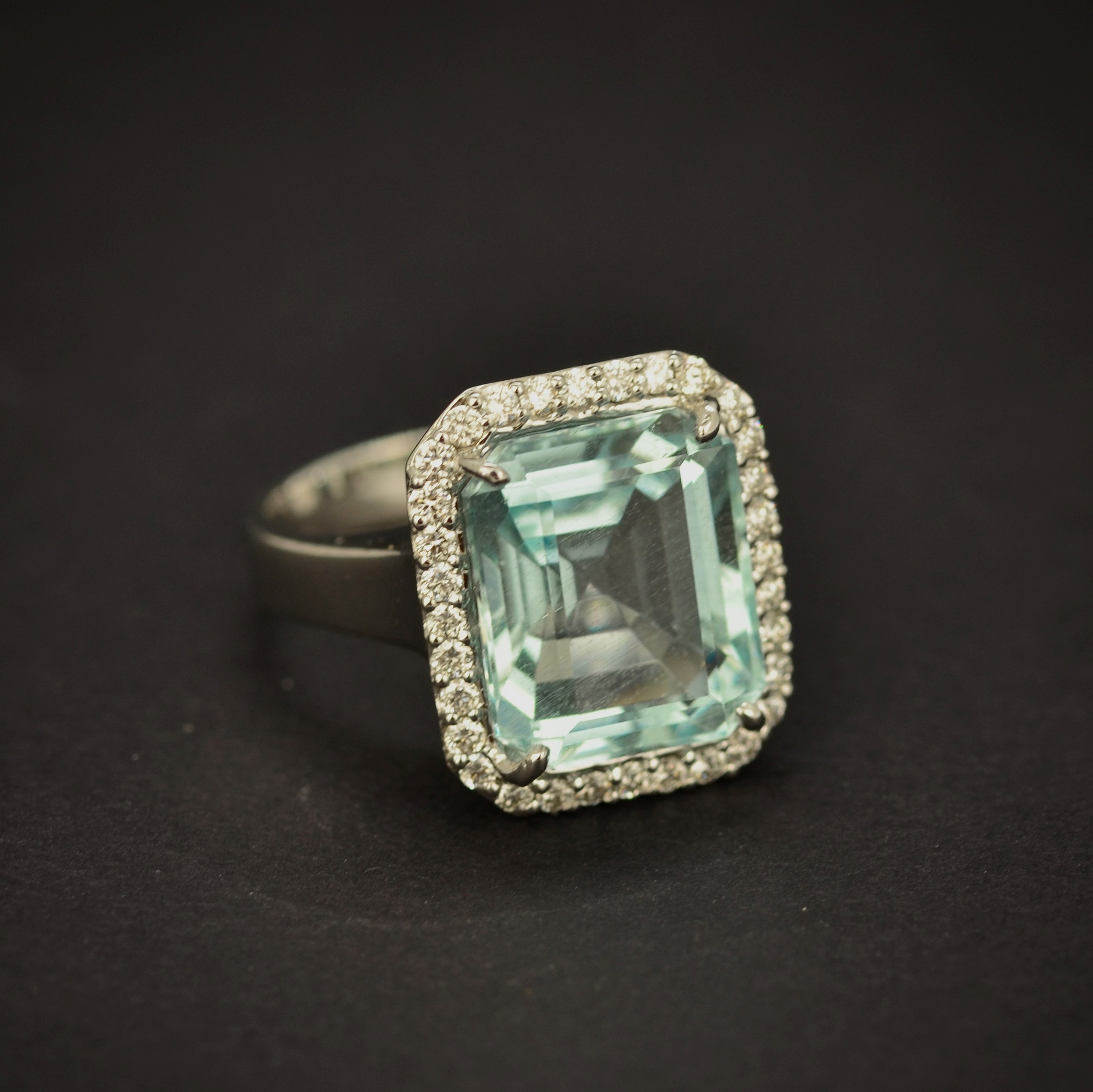 An 18ct white gold ring set with a large emerald cut aquamarine, approx. 8.63ct, 1.5 x 1cm, - Image 4 of 5