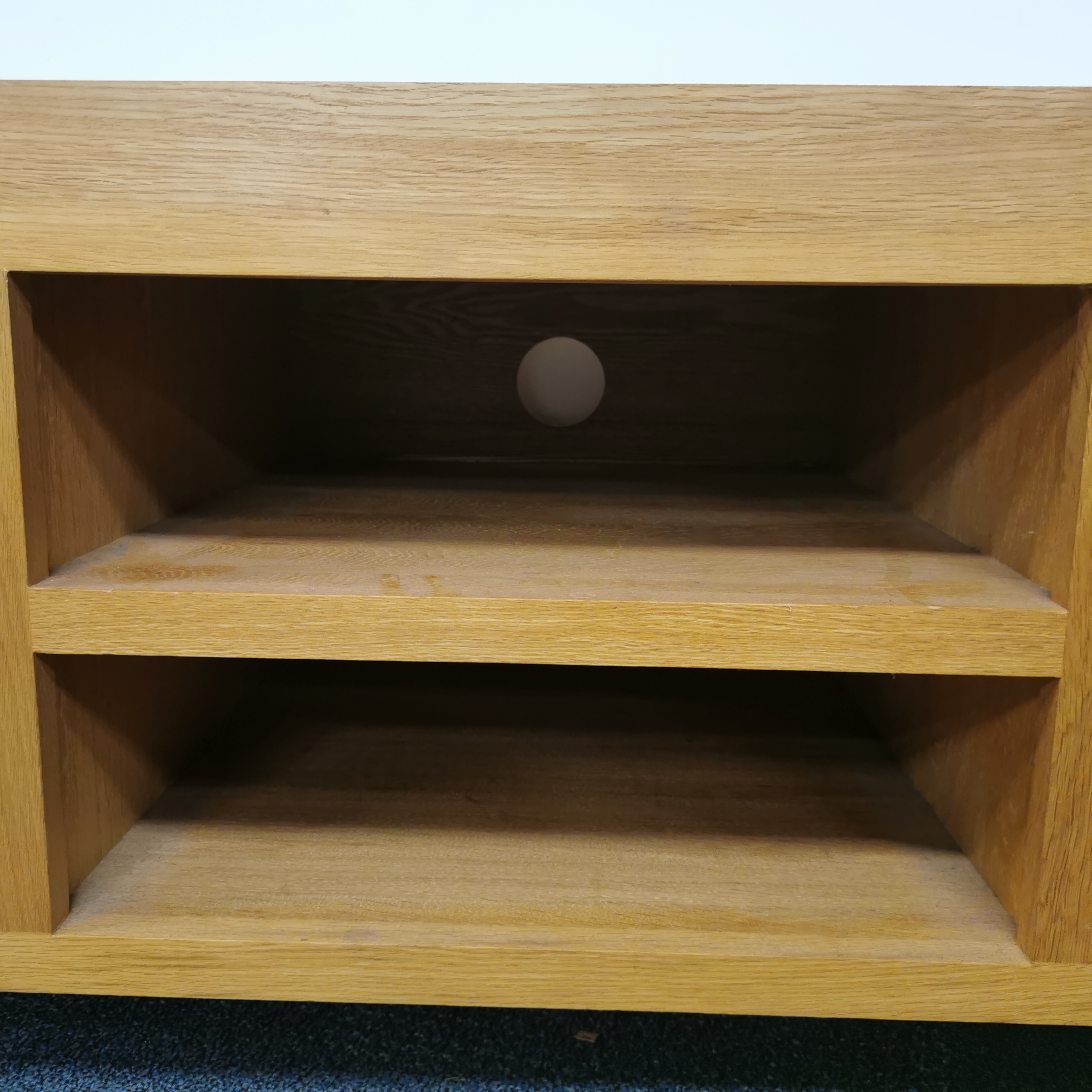 A light oak, heavy quality TV unit H. 50cm, L. 125cm. - Image 4 of 5