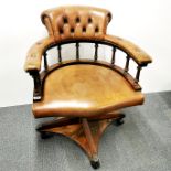 A leather button back revolving captain's chair. H. 92cm.