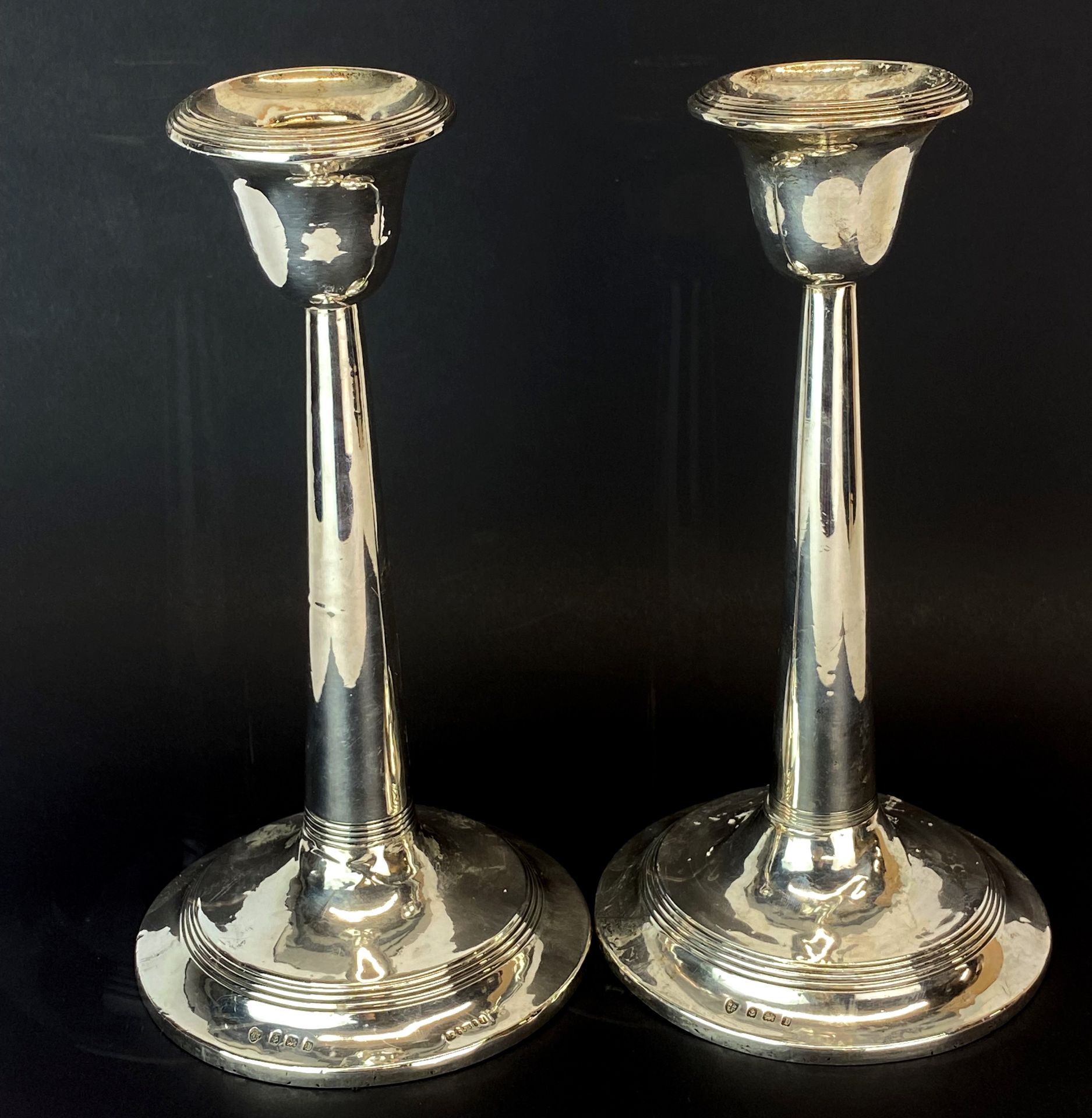 A pair of hallmarked silver candlesticks, H. 21cm.