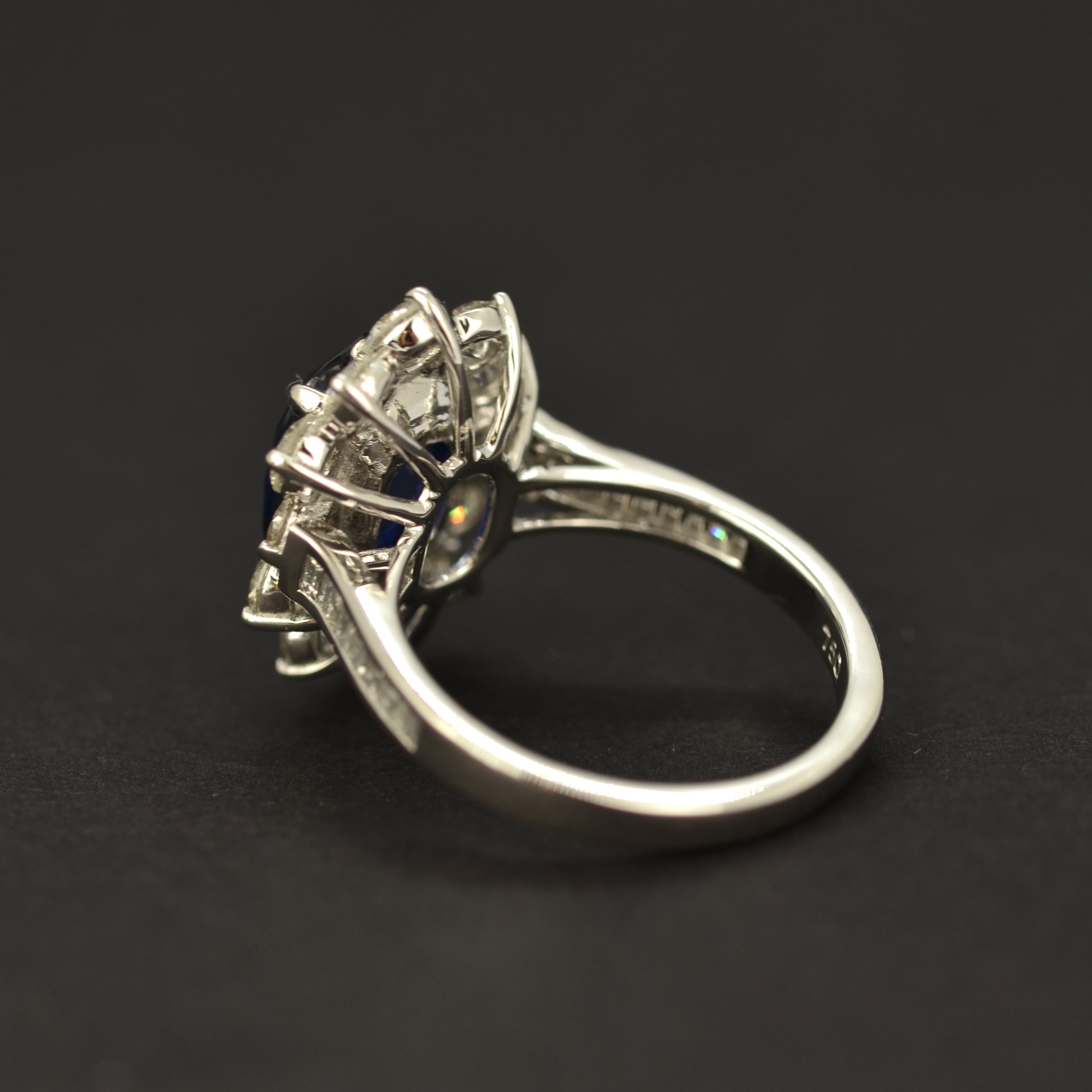 An 18ct white gold cluster ring set with a large cushion cut sapphire, approx. 4.52ct, L. 1.2cm, - Image 3 of 4