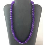 A single strand of large 14mm amethyst beads, necklace L. 66cm.