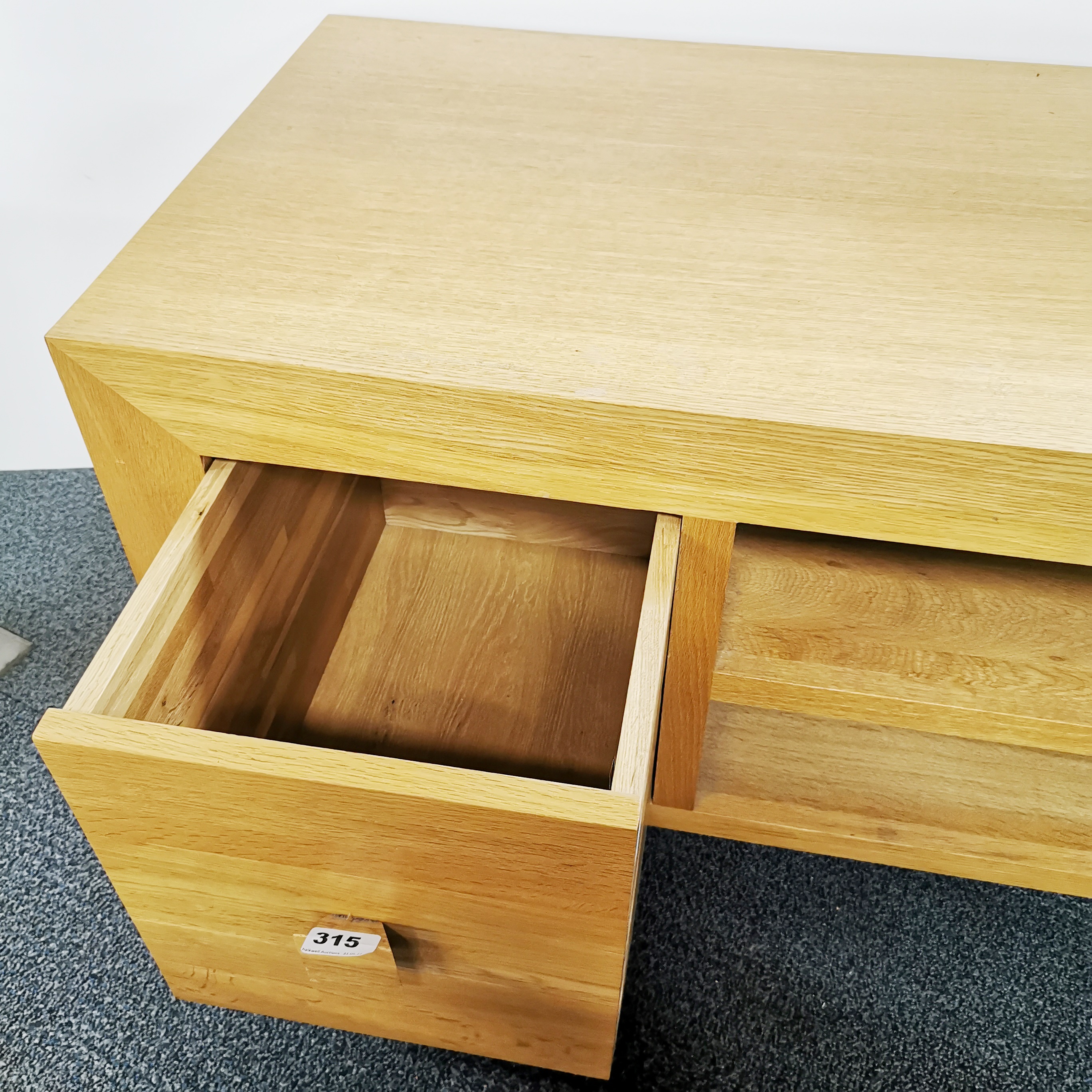 A light oak, heavy quality TV unit H. 50cm, L. 125cm. - Image 3 of 5