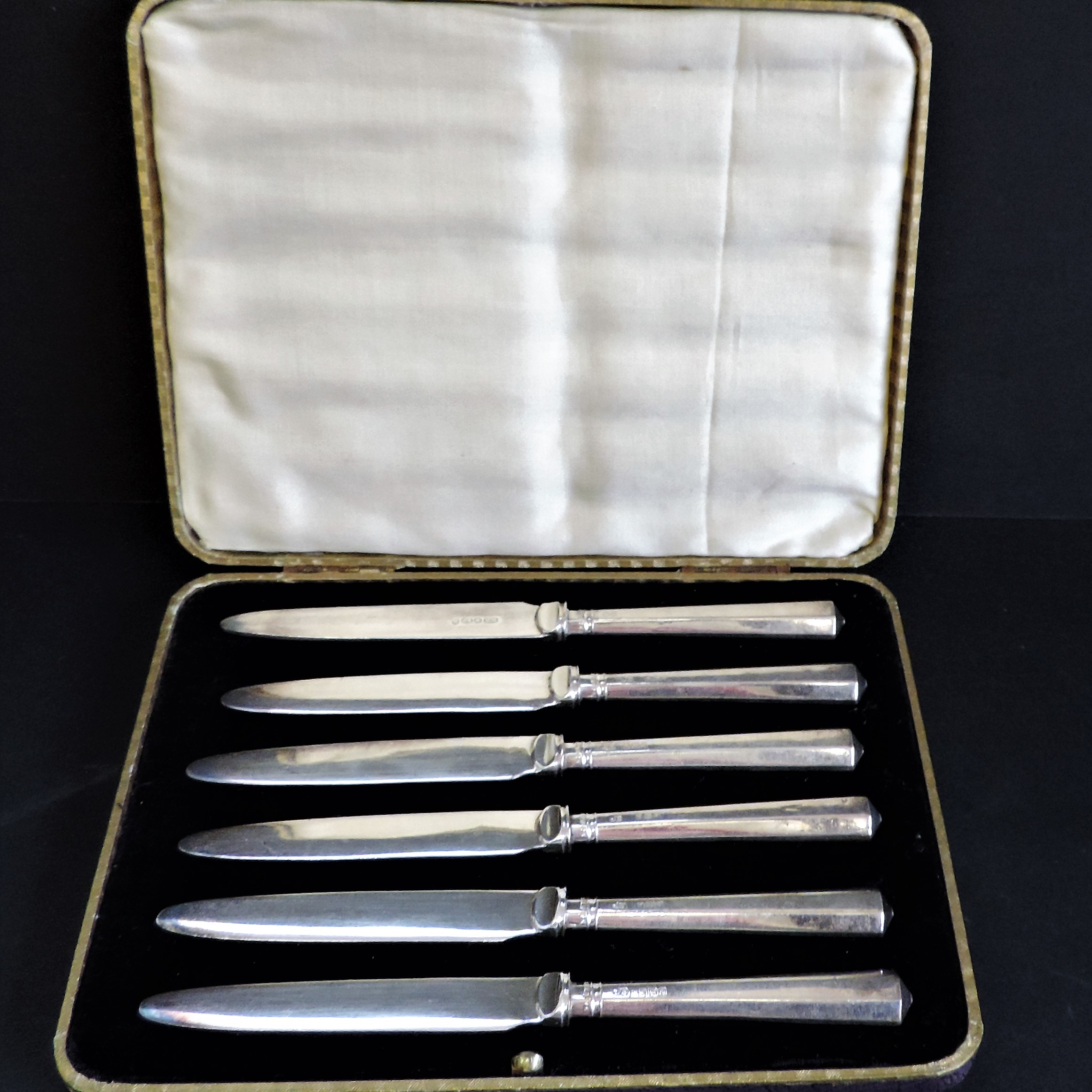 John Biggin Silver Handled Tea Knives Hallmark Date 1933. A cased set 6 silver handled tea knives - Image 2 of 4