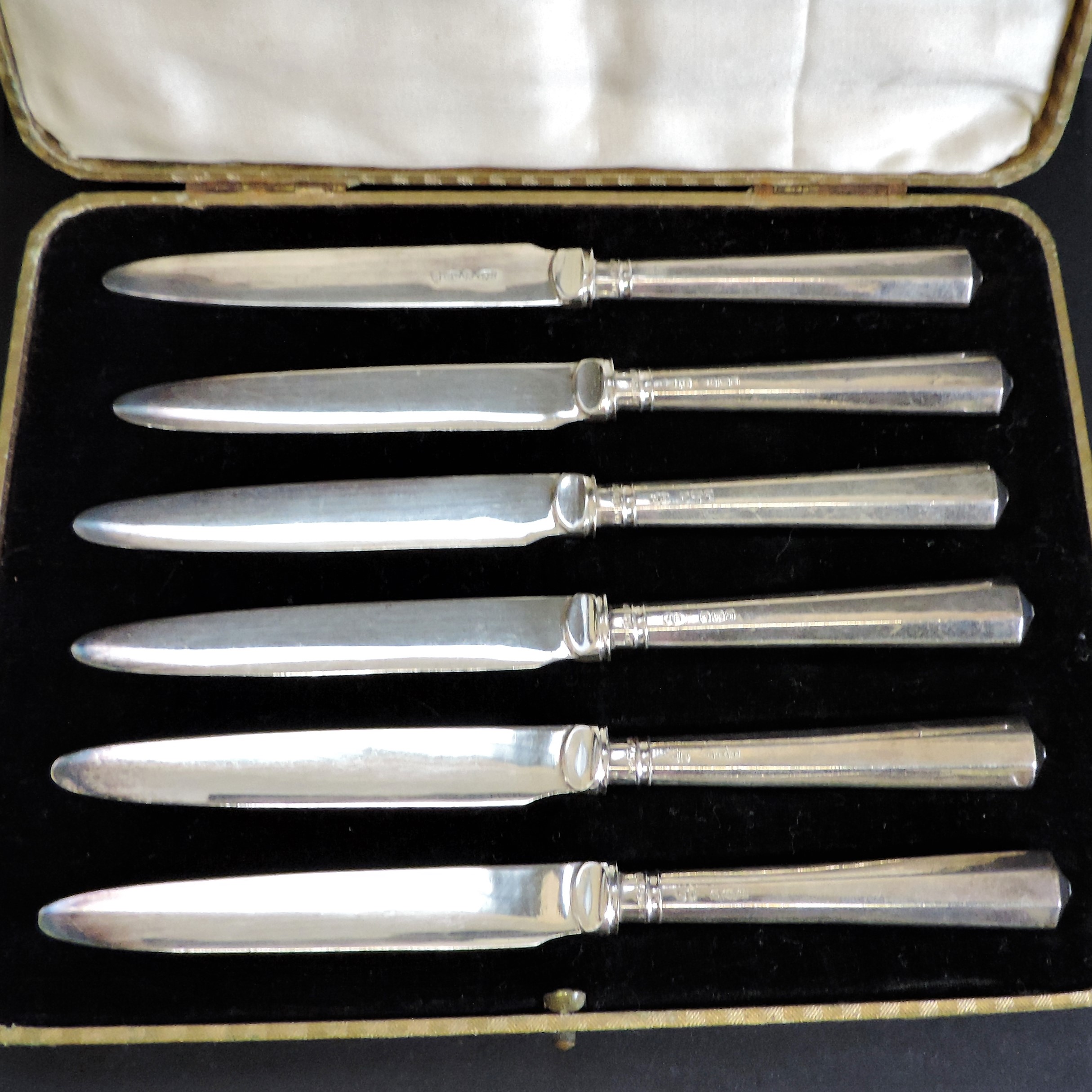 John Biggin Silver Handled Tea Knives Hallmark Date 1933. A cased set 6 silver handled tea knives
