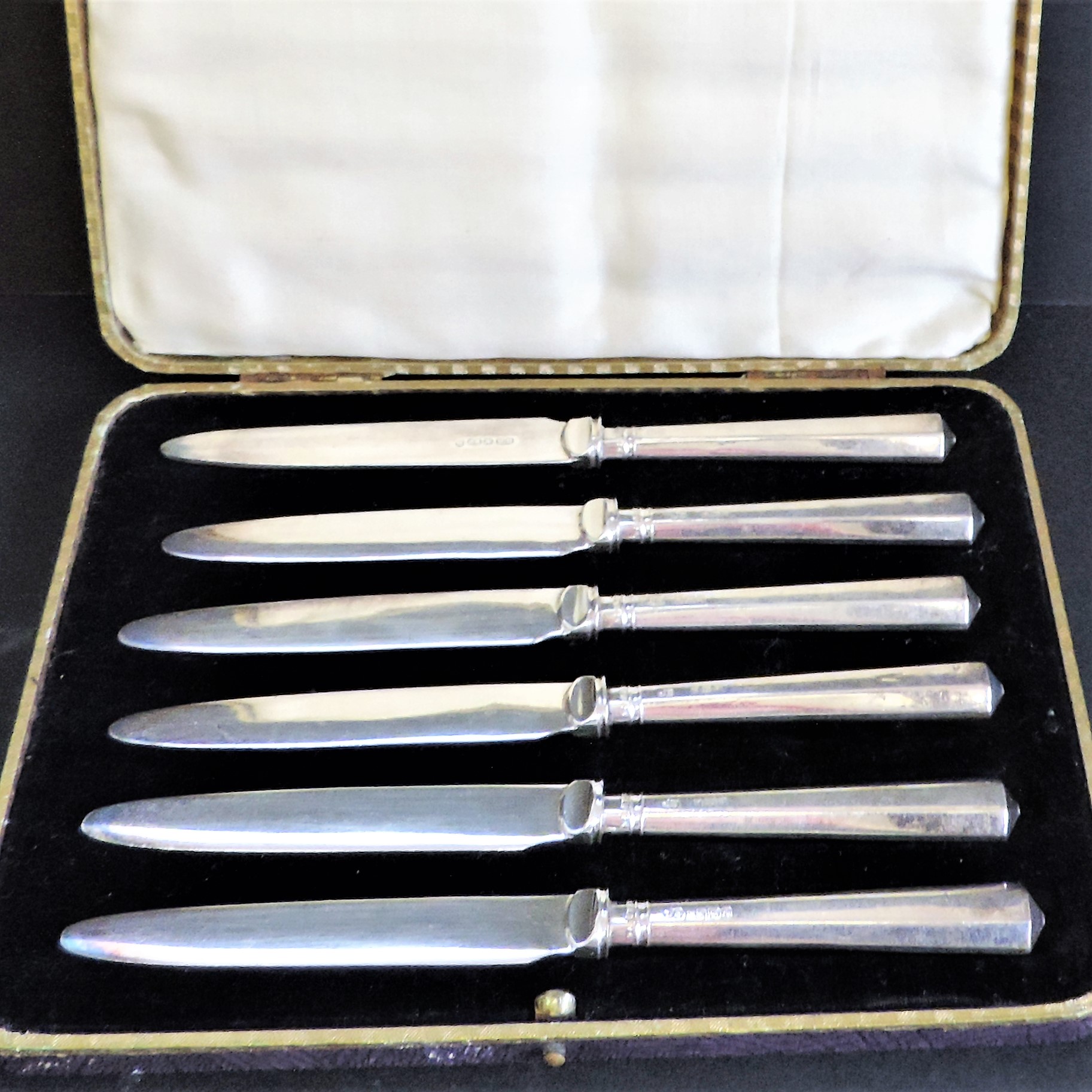 John Biggin Silver Handled Tea Knives Hallmark Date 1933. A cased set 6 silver handled tea knives - Image 3 of 4