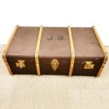 A vintage luggage trunk, 91 x 54 x 32cm.