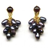 A pair of gold on 925 silver drop earrings set with black pearls, L. 3.3cm.