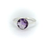 A 925 silver ring set with faceted cut amethyst (P).
