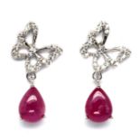 A pair of 925 silver drop earrings set with peaar cabochon cut rubies, L. 2.6cm.