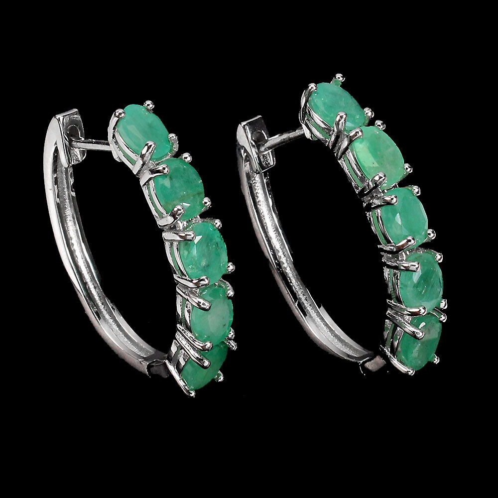 A pair of 925 silver hoop earrings set with oval cut emeralds, L. 2.4cm.
