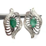 A pair of 925 silver earrings set with oval cut emeralds, L. 2cm.