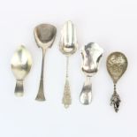 Five mixed silver tea caddy spoons.