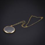 An antique magnifying glass on a 9ct yellow gold chain, magnifying glass dia. 4.8cm.