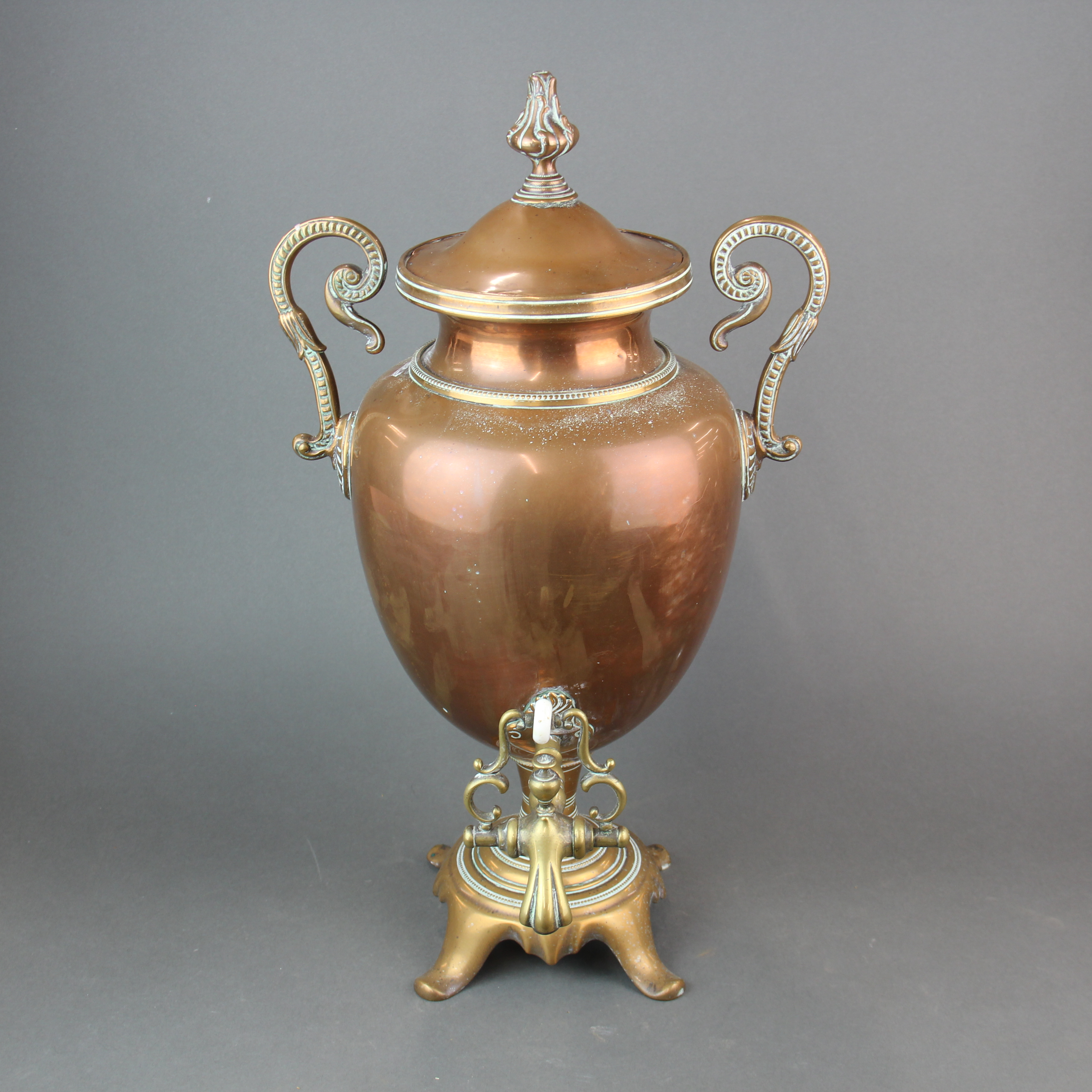A 19th century copper and brass samovar, H. 51cm. - Image 2 of 3