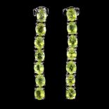 A pair of 925 silver drop earrings set with oval cut peridots, L. 3.7cm.
