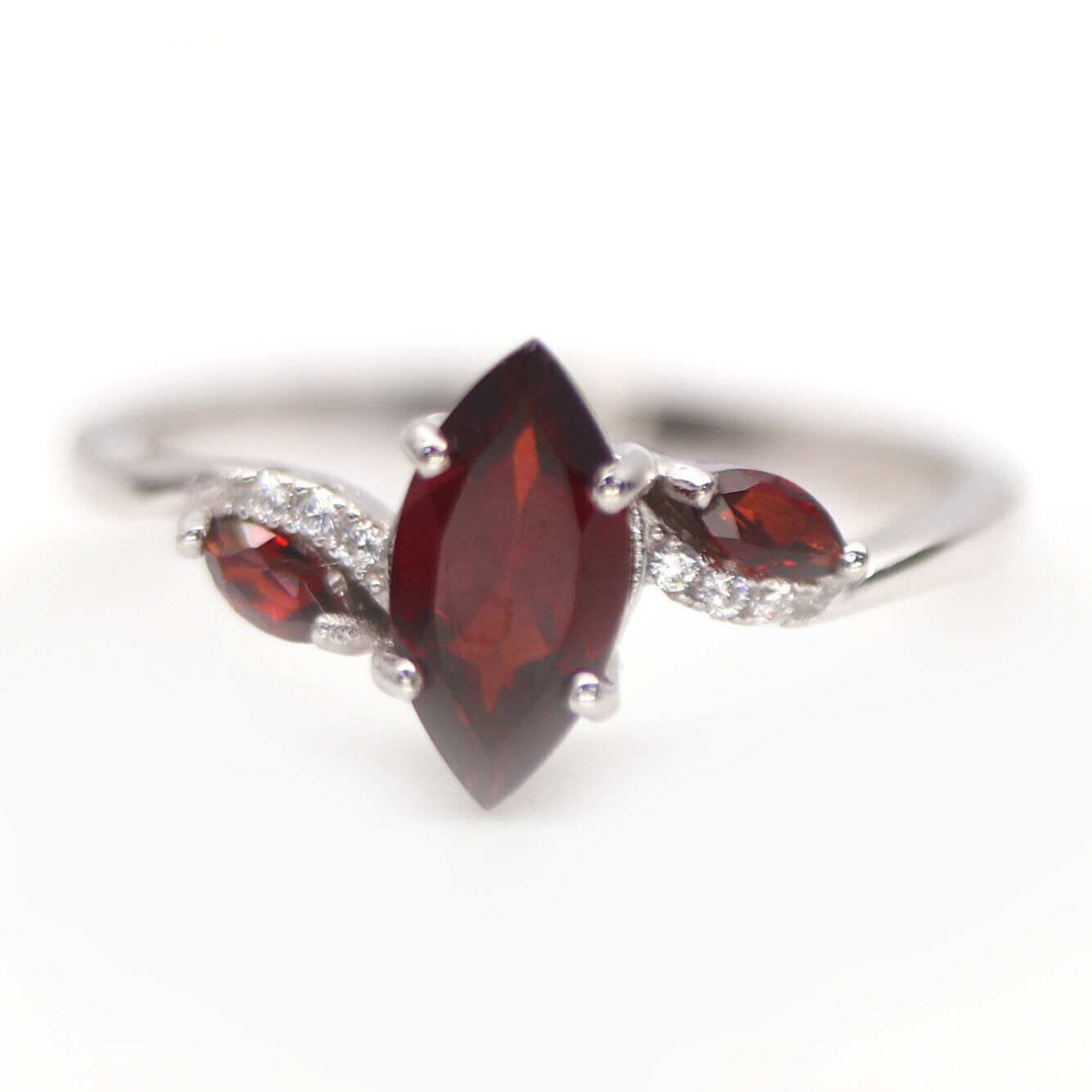 A 925 silver ring set with marquise cut garnet and white stones, (N.5).