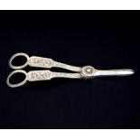 A pair of 19th Century engraved grape scissors, L. 17cm.