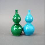 Two Chinese glazed porcelain double gourd vases, H. 17cm.