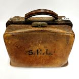 A 19th/early 20th Century leather doctors bag, 30 x 17 x 20cm.