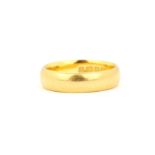 A hallmarked 22ct yellow gold wedding band, (M.5).