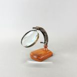 A useful desk magnifying glass, H. 18.5cm.