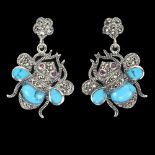 A pair of 925 silver bee shaped drop earrings set with turquoise, marcasite and ruby eyes, L. 3cm.