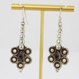 A large pair of 925 silver drop earrings set with pear cabochon garnets, L. 6.5cm.