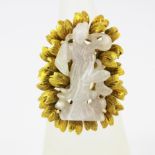A heavy 18ct yellow gold (marked 18K) ring set with carved white jade depicting the goddess Guanyin,