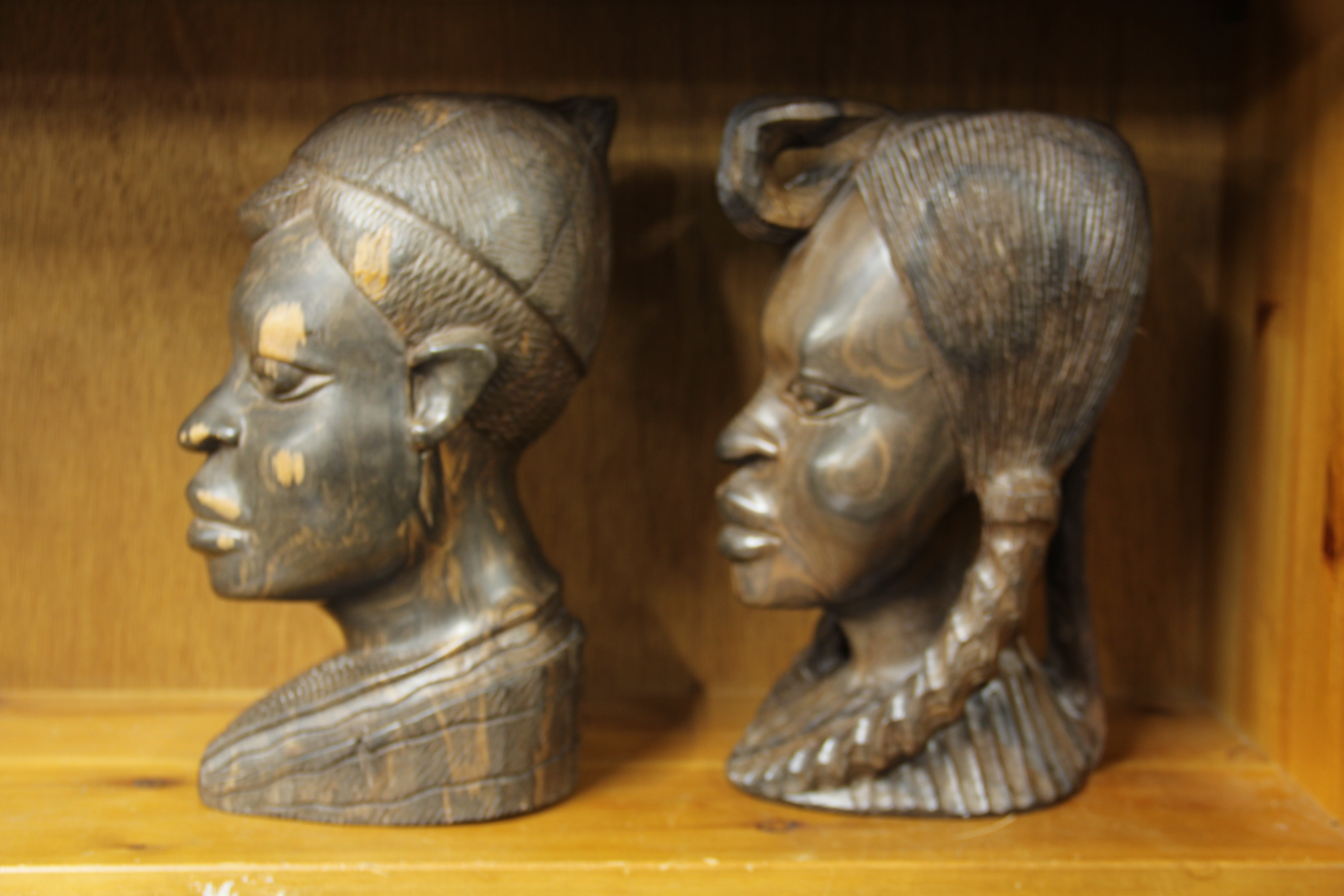 A pair of African carved figured ebony tribal busts, H. 28cm. - Bild 2 aus 2