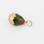 A Russian hallmarked 14ct gold and rhodonite egg pendant, L. 2.5cm.