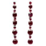 A pair of 925 silver drop earring set with round cut rubies, L. 4.1cm.