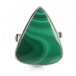 A 925 silver adjustable ring set with a large malachite, L. 2.7cm.