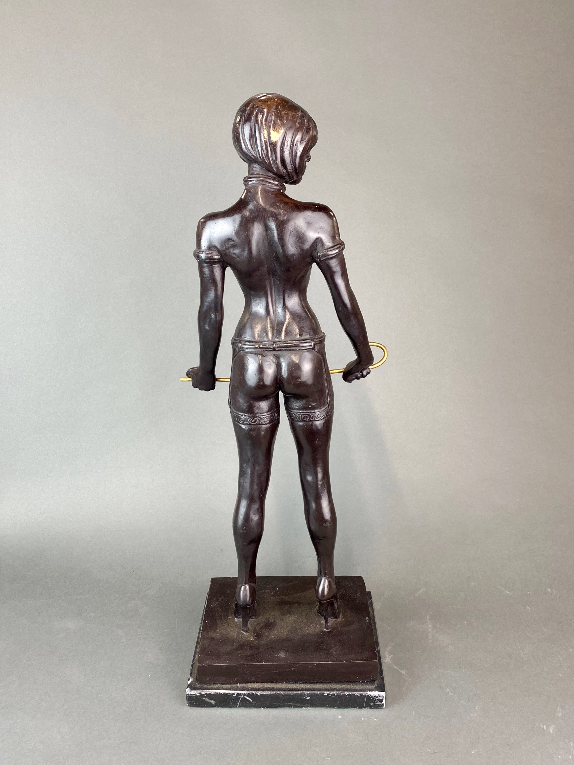 A large bronze figure of Miss Whiplash with a black marble base, H. 56cm. - Bild 3 aus 3