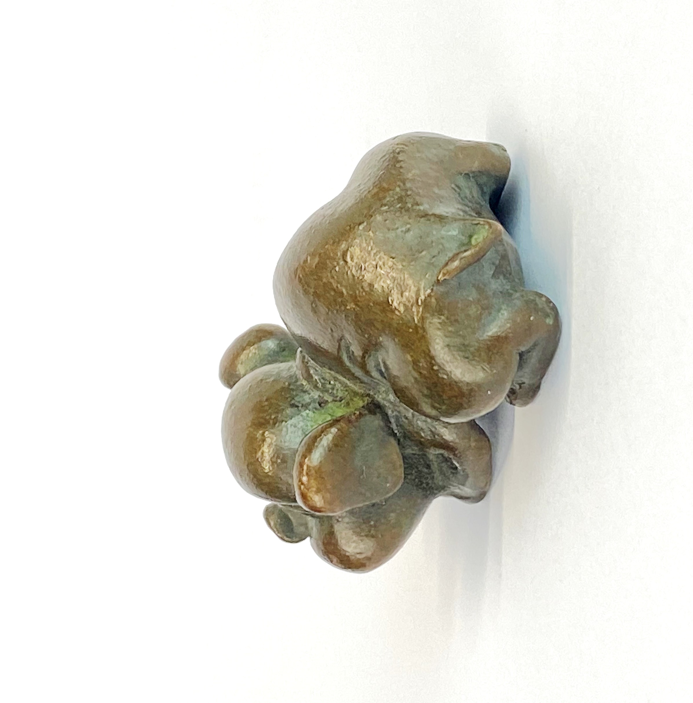 A small oriental bronze figure of a laughing pig, L. 5cm. - Bild 3 aus 3