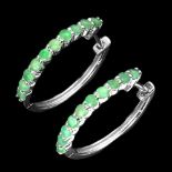 A pair of 925 silver hoop earrings set with emeralds, L. 2.2cm.