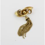 A Victorian rolled gold tassel brooch, L. 4cm.