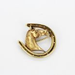 A hallmarked 9ct yellow gold horse and horse shoe brooch, L. 3.5cm.