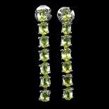 A pair of 925 silver drop earrings set with oval cut peridots, L. 3.7cm.