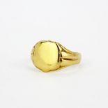 A heavy gent's hallmarked 18ct yellow gold signet ring, (S.5).