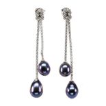 A pair of 925 silver drop earrings set with black pearls, L. 5.5cm.
