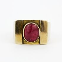 A gent's heavy yellow metal (tested minimum 9ct gold) ring set with a cabochon ruby, (U.5).