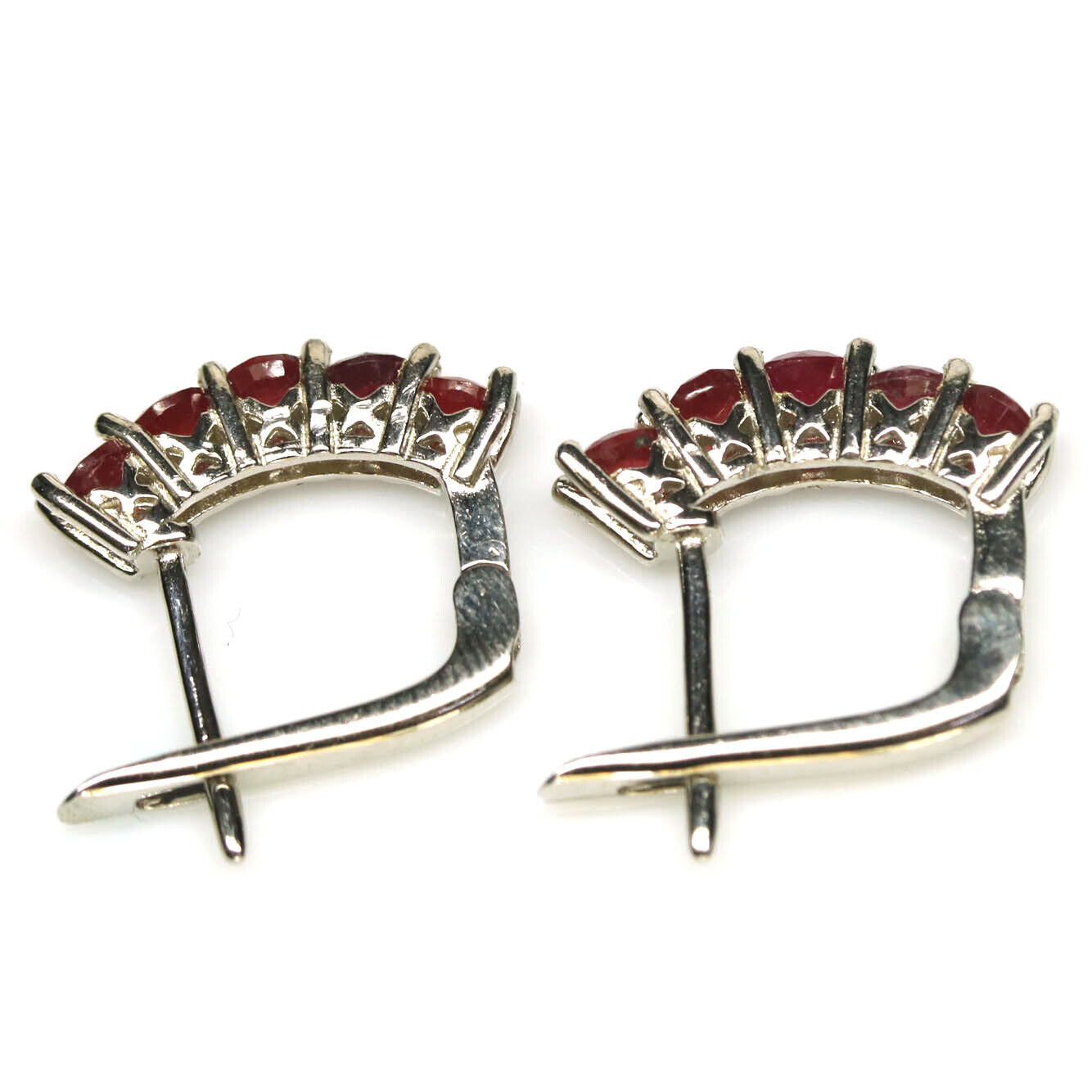 A pair of 925 silver earrings set with round cut rubies, L. 1.6cm. - Image 3 of 3