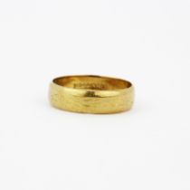 A hallmarked 9ct yellow gold wedding band, (T).