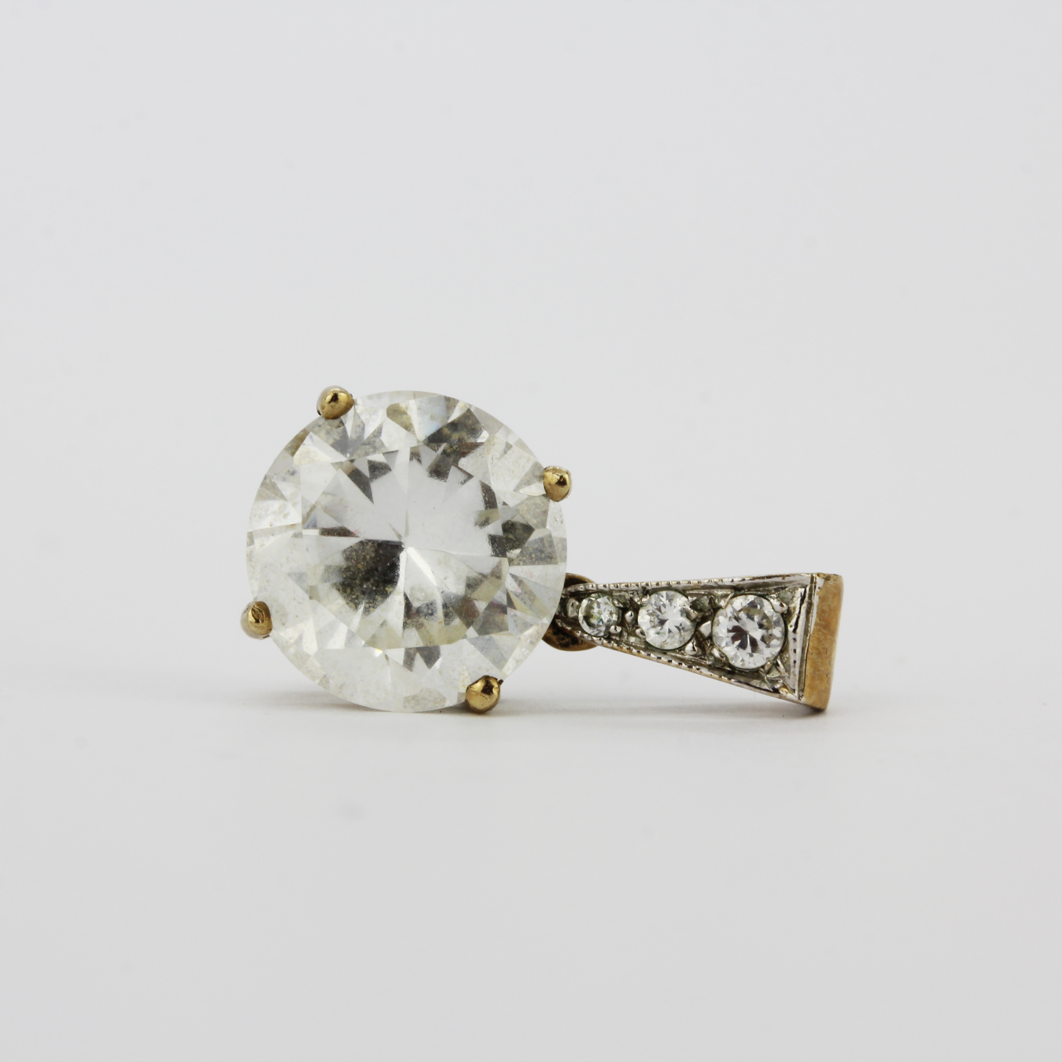 A hallmarked 9ct yellow and white gold pendant set with white stones, L. 2.4cm. - Image 3 of 3